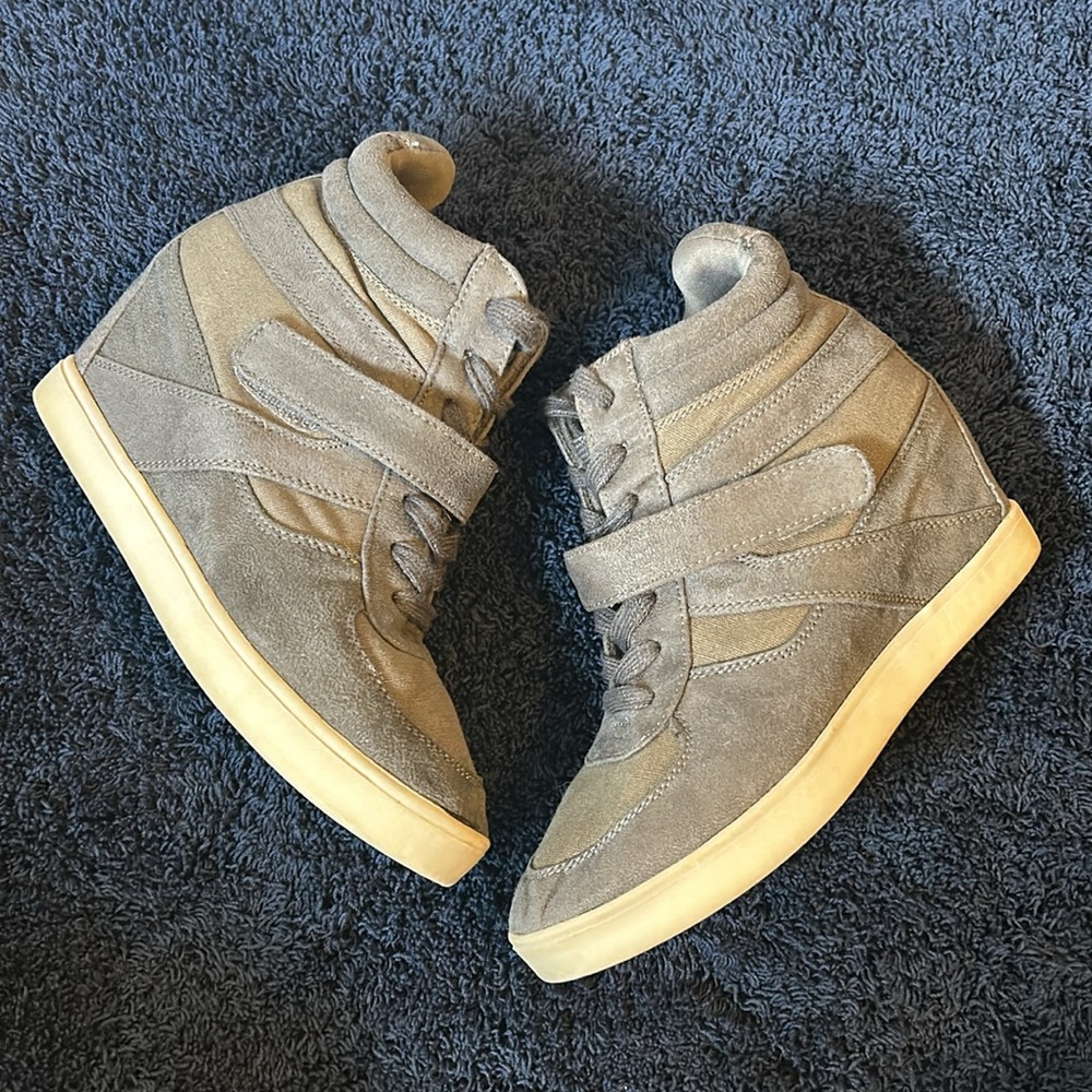 MADDEN GIRL Womens Olleyy Gray Platform Hidden Wedge Sneakers Size 7.5